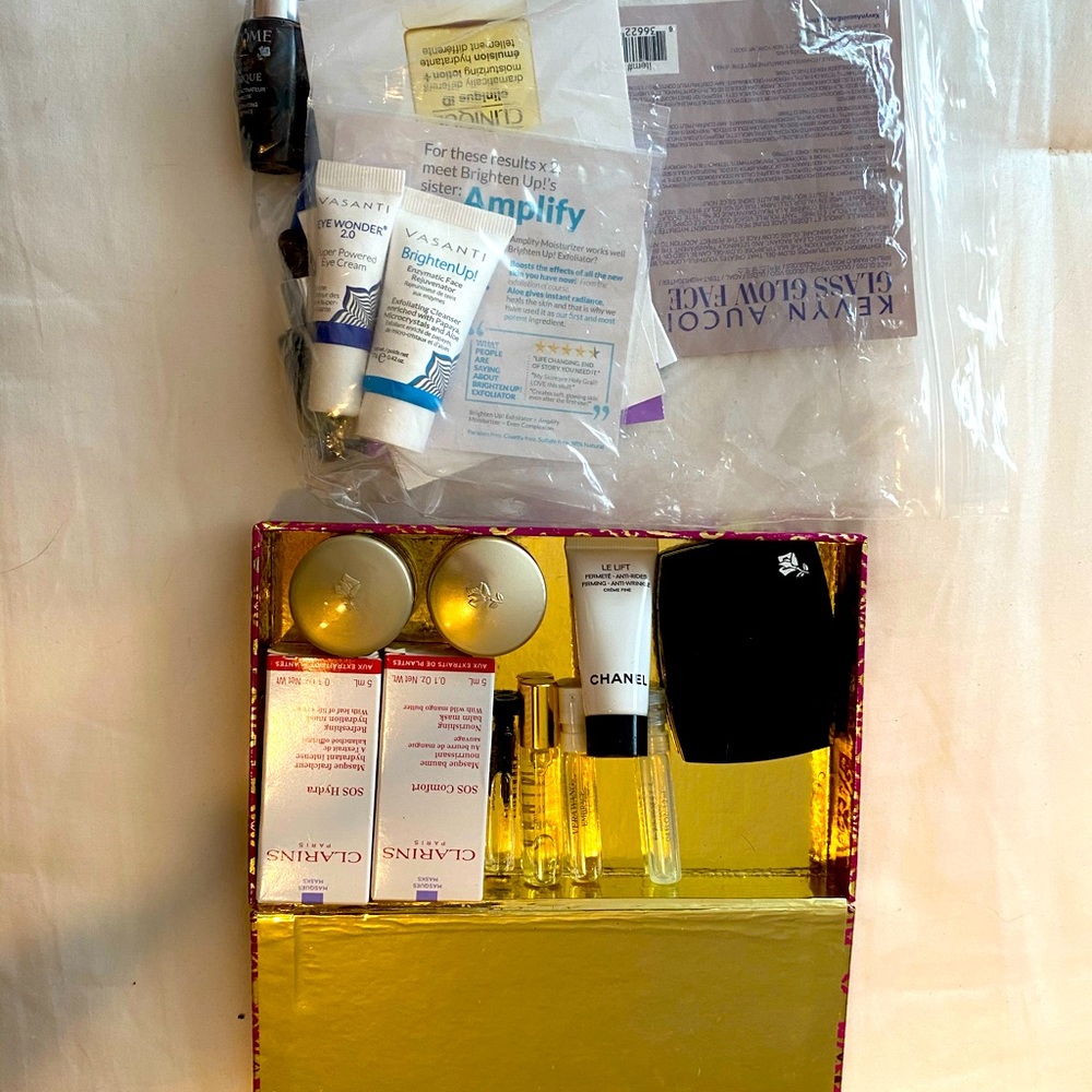 Sample makeup & Lancôme makeup bag included